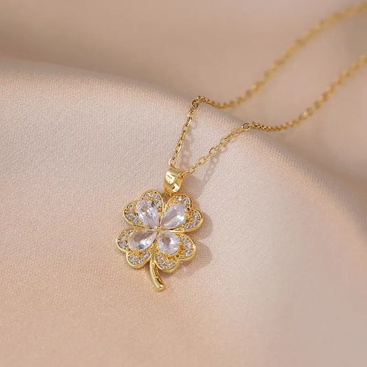 Clover Pendant Necklace in Gold